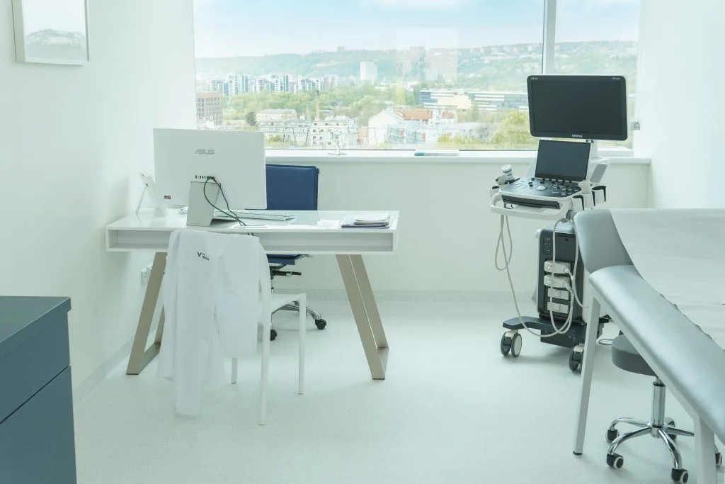 Světlá ordinace kliniky Venova s výhledem na Prahu