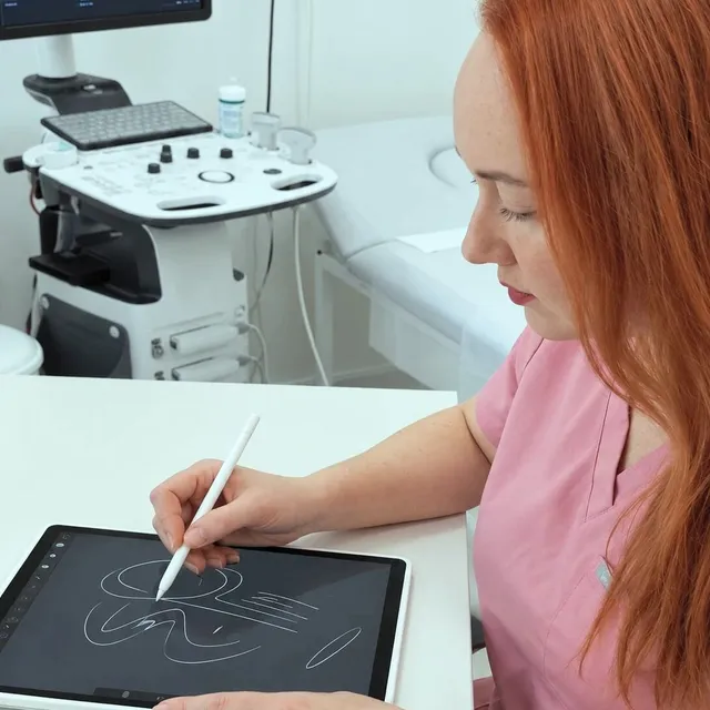 Lékařka kreslí nákres nálezu na tablet