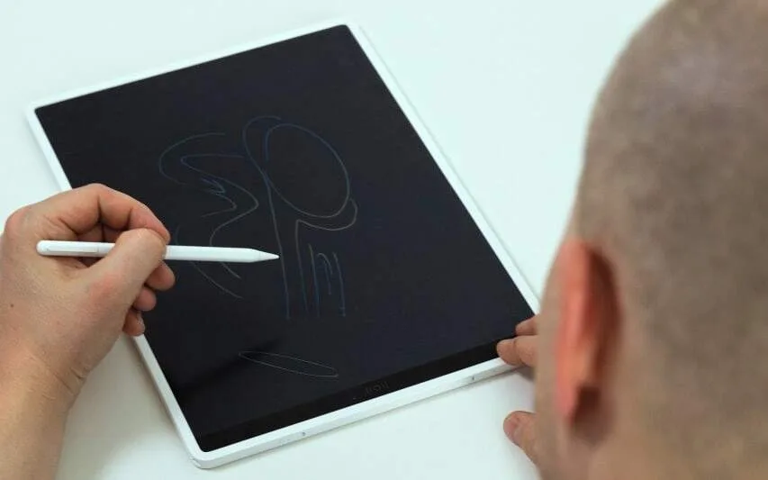 Urolog kreslí pacientovi nákres na tablet